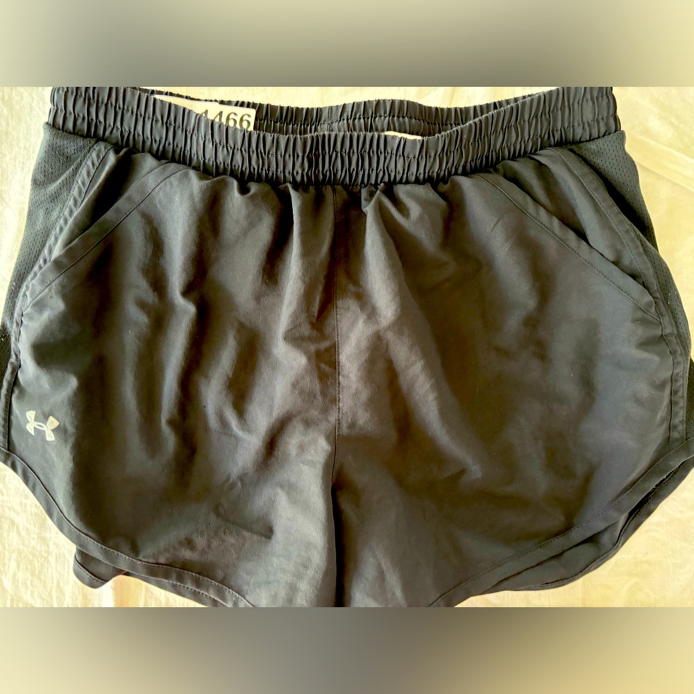 Under armor ladies size small loose, fit heat gear. In very good used condition.